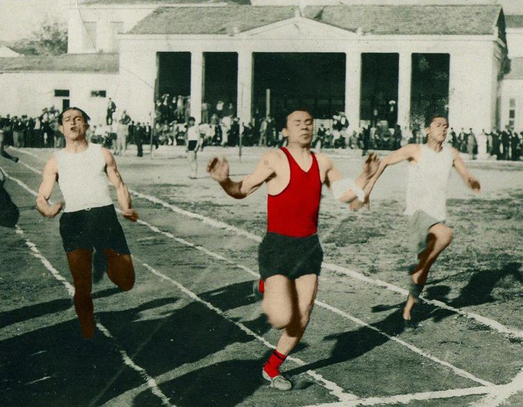4. O Ευάγγελος Μαυρόπουλος κερδίζει στα 60 μ. σε αγώνες τής Παναχαϊκής στο Γυμναστήριό της το 1931. Ο Μαυρόπουλος ήταν αθλητής και προπονητής τής Παναχαϊκής σε πολλά αθλήματα.jpg