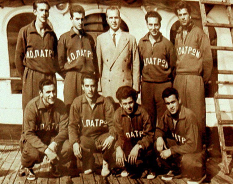 16. Η ομάδα τού ΝΟΠ επί του σκάφους με το οποίο ταξιδεύει για Ιταλία, 1951.jpg