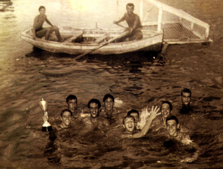 21. Η ομάδα νέων τού ΝΟΠ γιορτάζει την κατάκτηση του πρωταθλήματος, 1961.jpg