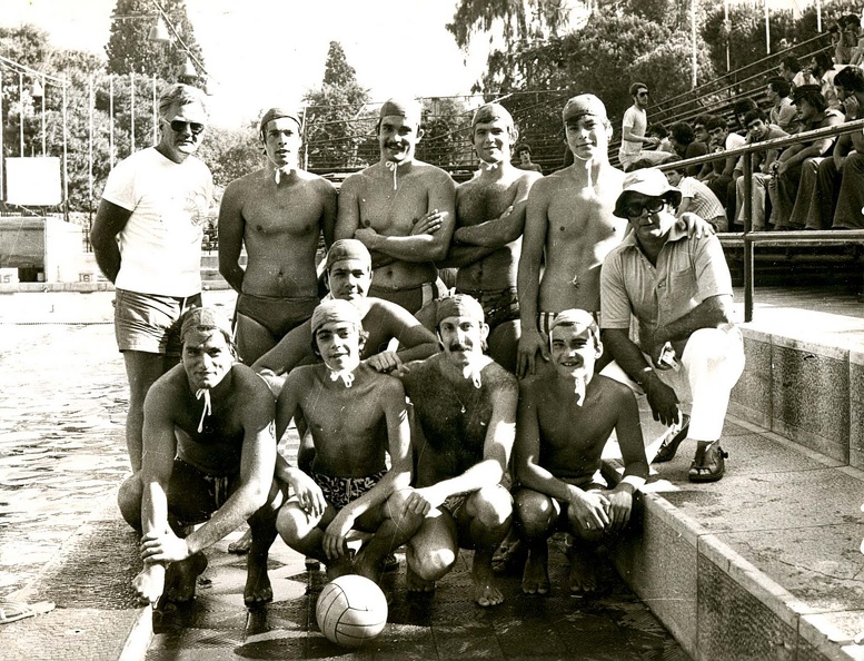 27. Η ομάδα Νέων τού ΝΟΠ με προπονητή τον Milo Lusic (όρθιος στα αριστερά), 1977.jpg
