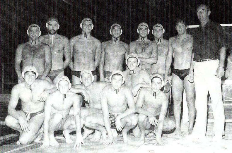 29. Η Ομάδα υδατοσφαίρισης τού Ναυτικού Ομίλου Πατρών, 1984. Στο τέλος δεξιά διακρίνεται ο Ιβο Τρούμπιτς (ο διάσημος Γιουγκοσλάβος προπονητής).jpg