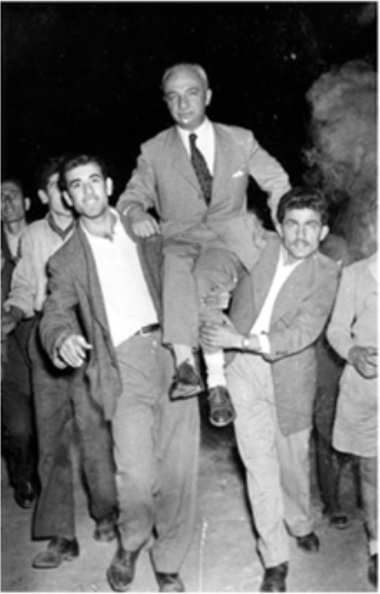 28. Ο Νίκος Βέτσος, υποψήφιος δήμαρχος στις δημοτικές εκλογές 1959. Ενθουσιασμένοι ψηφοφόροι τον σηκώνουν στα χέρια. Τελικά κατάφερε να εκλεγεί δήμαρχος.jpg