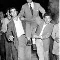 28. Ο Νίκος Βέτσος, υποψήφιος δήμαρχος στις δημοτικές εκλογές 1959. Ενθουσιασμένοι ψηφοφόροι τον σηκώνουν στα χέρια. Τελικά κατάφερε να εκλεγεί δήμαρχος