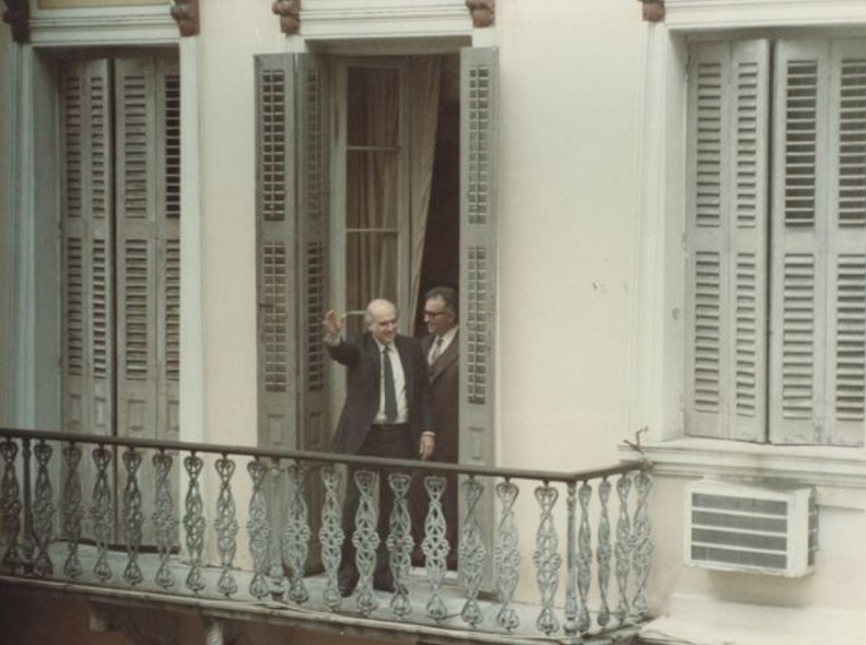35. Ο δήμαρχος Θεόδωρος Άννινος υποδέχεται τον Ανδρέα Παπανδρέου στο Δημαρχείο το Νοέμβριο του 1981.jpg