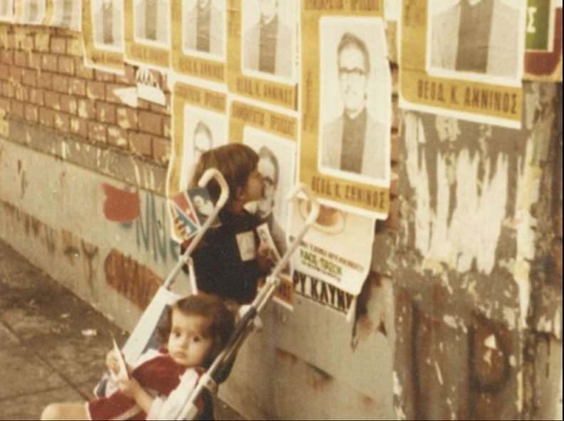 37. Ο Θεόδωρος Άννινος σε αφίσες. Παραμονές εκλογών τού 1982, η σύζυγός του Ηλέκτρα Άννινου φωτογραφίζει τα παιδιά της με φόντο τις αφίσες του πατέρα τους.jpg