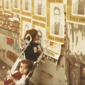 37. Ο Θεόδωρος Άννινος σε αφίσες. Παραμονές εκλογών τού 1982, η σύζυγός του Ηλέκτρα Άννινου φωτογραφίζει τα παιδιά της με φόντο τις αφίσες του πατέρα τους