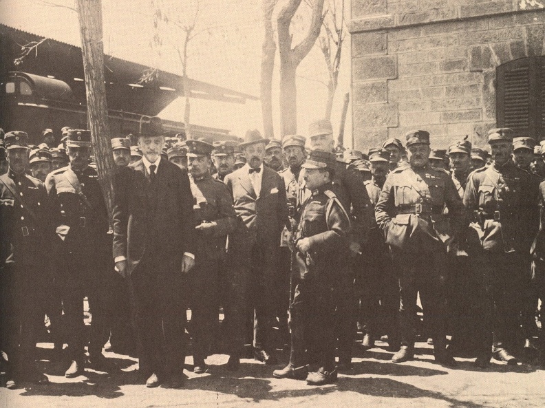 5. Ο Δημήτριος Γούναρης μαζί με Θεοτόκη και Παπούλα στη Σμύρνη, Μάϊος 1921.jpg