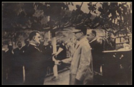 2. Εταιρεία "Γλαύκος". Επίσκεψη του βασιλιά Γεωργίου Β΄. Στην υποδοχή ο πρόεδρος της εταιρείας (και διευθυντής τής Εθνικής Τράπεζας) Ξαβέριος Παπαηλιού και ο αντιπρόεδρος (και δήμαρχος Πατρέων) Β. Ρούφος, 1937