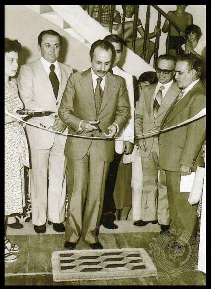 13. Ο Κωνσταντίνος Στεφανόπουλος, ως υπουργος Προεδρίας το 1977, εγκαινιάζει το Μουσείο Λαϊκής Τέχνης Πατρών. Διετέλεσε βουλευτής, υπουργός, αρχηγός κόμματος (ΔΗΑΝΑ) και Πρόεδρος της Δημοκρατίας.jpg