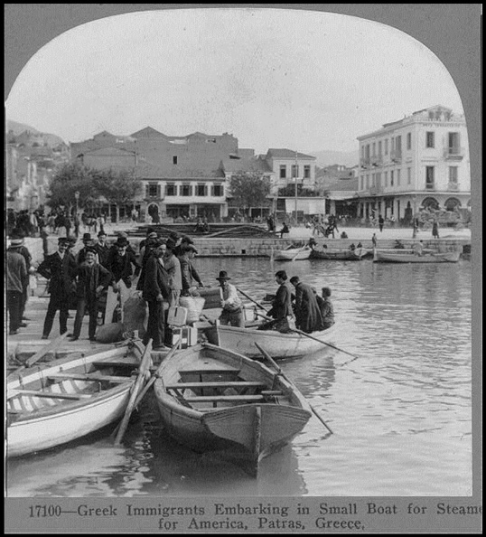 7. Έλληνες μετανάστες, στο ύψος τού παλιού Τελωνείου, επιβιβάζονται σε βάρκες που θα τους πάνε μέχρι τα υπερωκεάνια Σατούρνια & Βουλκάνια, τα οποία άραζαν  έξω από τον κυματοθραύστη γιατί δεν χωρούσαν.jpg