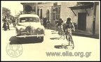 6. Ποδηλατικοί αγώνες Αθηνών - Πατρών. Αυτοκίνητο ως συνοδεία, 1954 (φωτό Νικόλαος Μπούρης)