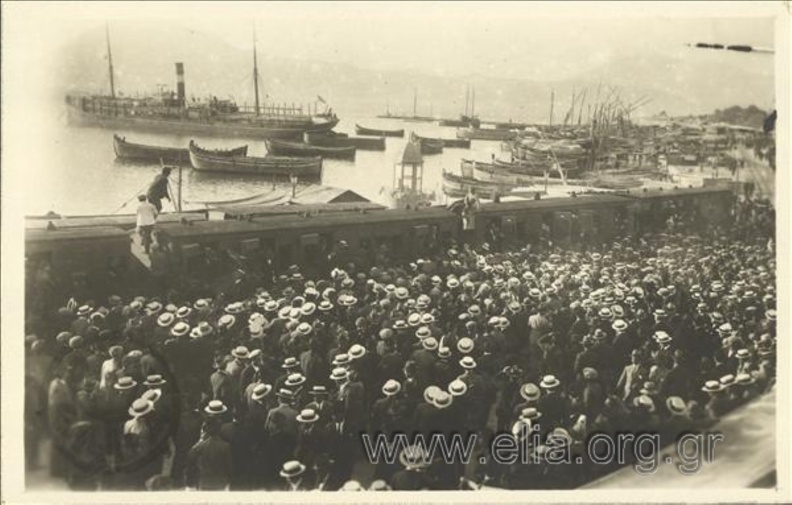 2. Άφιξη Παναγή Τσαλδάρη στο λιμάνι στα πλαίσια προεκλογικής εκστρατείας, πλήθος κόσμου στην υποδοχή του, 1933.JPG