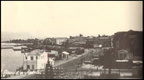 10. Η Όθωνος Αμαλίας. Μεσοπολεμική κάρτα τής παραλιακής λεωφόρου. Αριστερά το κτίριο του Λιμεναρχείου (κατεδαφίστηκε προπολεμικά). Στο βάθος ο τρούλος τού Αγίου Διονυσίου (έγινε το 1927)