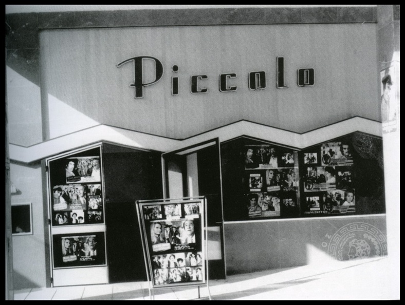 1. Piccolo. Ο κινηματογράφος άρχισε τη λειτουργία του στις 20 Νοεμβρίου 1971, στο ισόγειο πολυκατοικίας στη συμβολή των οδών Καρόλου & Ρήγα Φεραίου.jpg