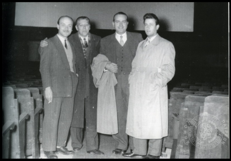 5. Rex. Ο Μηχανικός Προβολής Ν. Φωτόπουλος, ο αιθουσάρχης Ν.Καρπάνος, ο Δ. Μαζαράκης και ο Ν. Καζάκος, μπροστά στην οθόνη Σινεμασκόπ τού κινηματογράφου, 1955.jpg