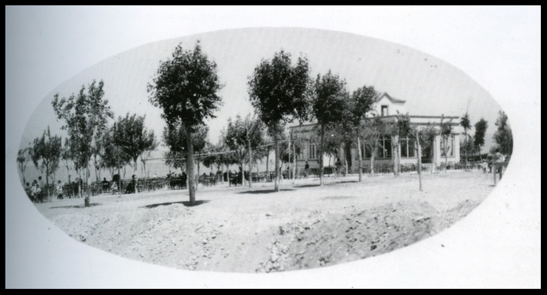46. Πάρκο Αγίου Ανδρέα, εκεί όπου ήταν το καφενείο τού Βουρνά, γίνονταν προβολες βωβού κινηματογράφου τις δεκαετίες τού 1920 και 1930.jpg