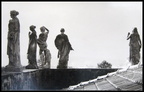 11. Άποψη των κεραμικών αγαλμάτων στη στέγη τής οικίας Βουρλούμη, δεκαετία 1960