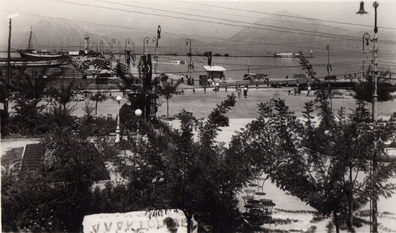 15. Ο μόλος τής Αγίου Νικολάου. Το πανώ (στο κέντρο και προς τα πάνω τής φωτό) γράφει \'\'ΣΤ΄ ΜΑΡΑΓΚΟΠΟΥΛΕΙΑ\'\' (αγώνες αθλημάτων νερού) που έγιναν το καλοκαίρι τού 1952.jpg