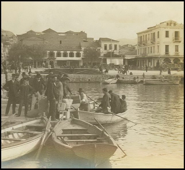 25. Το λιμάνι. Μετανάστες επιβιάζονται σε βάρκες για να τους μεταφέρουν στα υπερωκεάνεια που εκείνον τον καιρό δεν μπορούσαν να δέσουν στις προβλήτες τού λιμανιού. Το κτίριο του Τηλεγραφείου δεξιά, 1910(περίπου).jpg