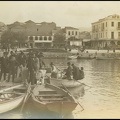 25. Το λιμάνι. Μετανάστες επιβιάζονται σε βάρκες για να τους μεταφέρουν στα υπερωκεάνεια που εκείνον τον καιρό δεν μπορούσαν να δέσουν στις προβλήτες τού λιμανιού. Το κτίριο του Τηλεγραφείου δεξιά, 1910(περίπου)