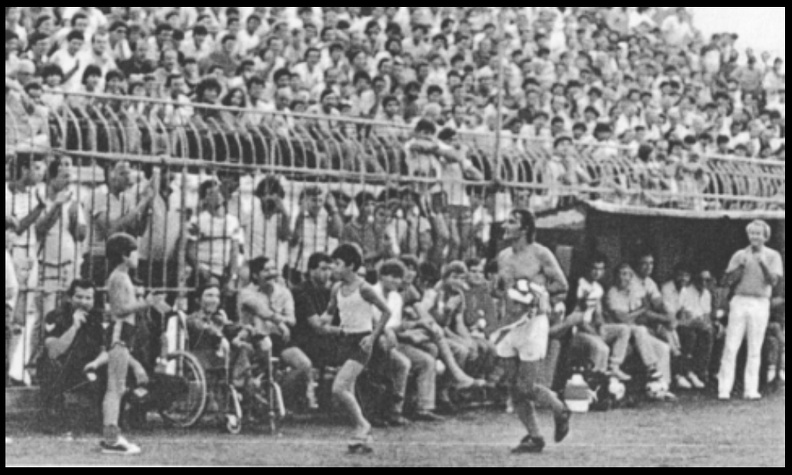 28. Ο Κώστας Δαβουρλής στο αποχαιρετιστήριο ματς τής καριέρας του. Εδώ μετά το τέλος τού φιλικού αγώνα που έγινε προς τιμή του. Παναχαϊκή-Ολυμπιακός 3-1, 1985