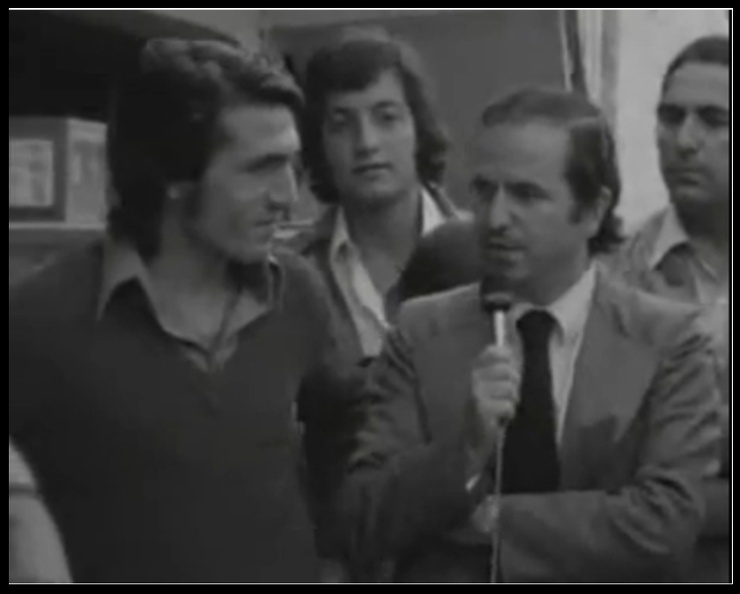 1973 ι. Παίκτες τής Παναχαϊκής μιλούν στον Αντρέα Μπόμη για την πρόκριση της ομάδας επί της Αυστριακής Γκράτσερ. Εδώ ο Κώστας Λεβέντης.jpg
