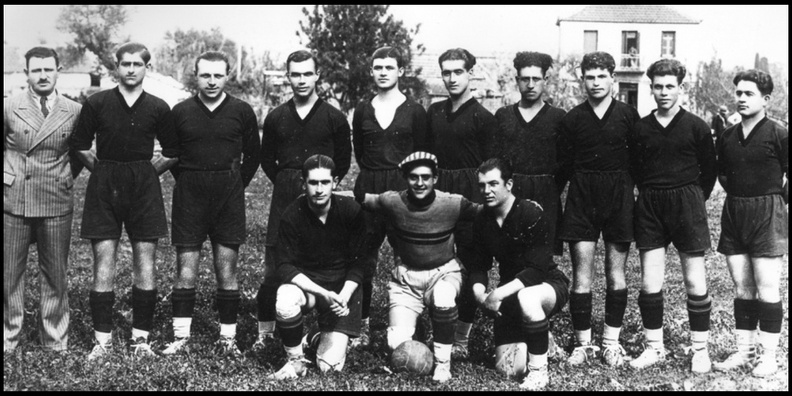 1920-1930. Παίκτες τής ομάδας (προσέξτε τα κουρέματά τους!).jpg