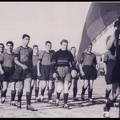 1949. Τελετή έναρξης πρωταθλήματος 1949-1950. Παρελάύνει στο γήπεδο των προσφυγικών η Πρωταθλήτρια Πατρών 1948-1949 Π.Γ.Ε. Ακολουθεί η ομάδα τού Απόλλωνος