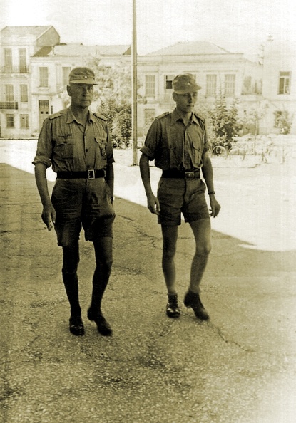 4. Ο ναυτικός διοικητής δυτικής Ελλάδας Richard Matthaei με το γιό του Edmund στην πλατεία Αγίου Γεωργίου στα χρόνια τής Κατοχής.jpg
