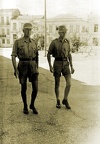 4. Ο ναυτικός διοικητής Δυτικής Ελλάδας, Richard Matthaei, με το γιό του Edmund στην πλατεία Αγίου Γεωργίου στα χρόνια τής Κατοχής