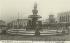 30. Η πλατεία Γεωργίου, το επάνω σιντριβάνι, δεκαετία 1930 (στο Δημοτικό Θέατρο κυριαρχεί η επιγραφή "Ζήτω ο βασιλεύς")