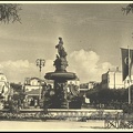 33. Η πλατεία Γεωργίου, το κάτω σιντριβάνι, 1954 (στα δεξιά φαίνεται το κτίριο της φωτογραφίας Νο 39), (φωτό Νικόλαος Μπούρης)