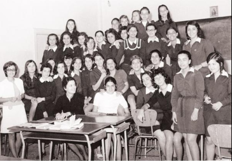 26. Μαθήτριες φωτογραφίζονται μέσα στην τάξη τους, δεκαετία τού \'70.jpg