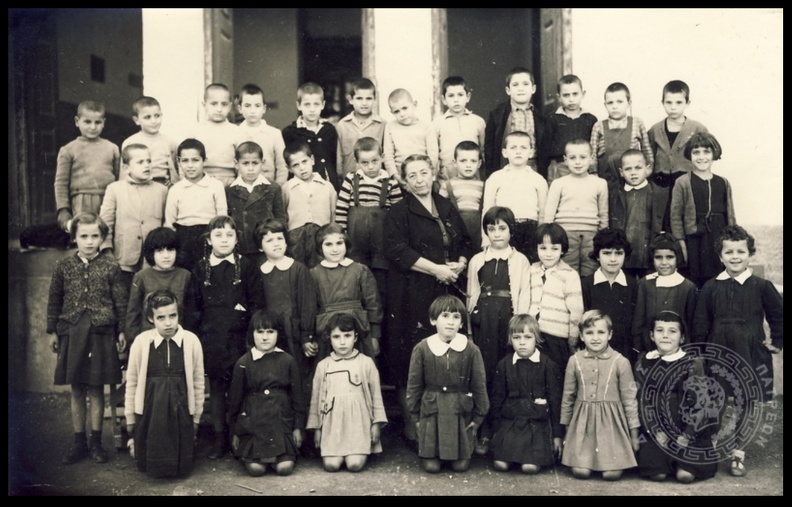 6. Η τάξη τού 1954 μπροστά στο κτίριο του σχολείου. Οι μαθητές και η δασκάλα.jpg