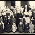 6. Η τάξη τού 1954 μπροστά στο κτίριο του σχολείου. Οι μαθητές και η δασκάλα