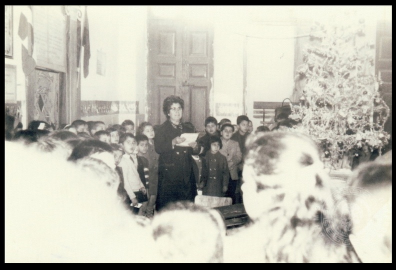 8. Η ομιλία τής δασκάλας Θεοδώρας Μπογδανοπούλου-Κάρπετα σε χριστουγεννιάτικη γιορτή τού σχολείου.jpg