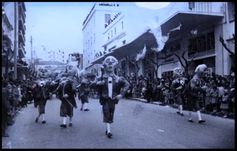11. Μασκαράτες τού Αλέκου Χαράρη στη Γούναρη, στο ύψος τού κινηματογράφου \'\'Πάνθεον\'\'.jpg