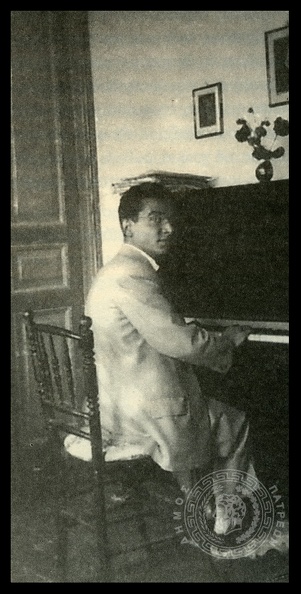 29. Ο Θεόφ. Κάββουρας στο πιάνο του. Έγινε αρχιμουσικός τής Δημοτικής Μουσικής Πατρών και ξεχώρισε για τη μεγάλη προσπάθεια που κατέβαλε για τη καλλιτεχνική άνοδο της Δημοτικής Μουσικής. Άφησε σημαντικό συνθετικό έργο.jpg