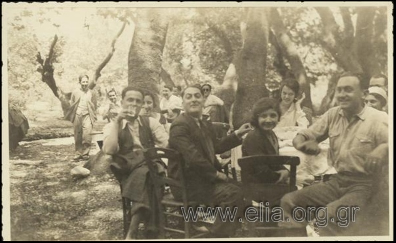 11. Παρέα διασκεδάζει στην εξοχή, 1930(περίπου) (φωτό Δ. Διρμίκης & Σία, Photo Dirmiki).JPG
