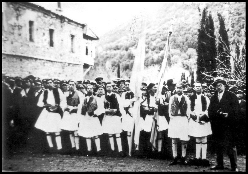 13. Μαθητές φουστανελοφόροι στην Αγία Λαύρα, ανήμερα της Εθνικής Εορτής για την 25η Μαρτίου, 1935.jpg