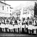 13. Μαθητές φουστανελοφόροι στην Αγία Λαύρα, ανήμερα της Εθνικής Εορτής για την 25η Μαρτίου, 1935
