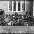 2. Πίσω πλευρά τού Δημοτικού Σχ. Μαθητές δημοτικού-γυμνασίου μαζί με  δασκάλους & καθηγητές (στο παράθυρο πίσω γράφει "Διτάξιον Αρρεν Καλαβρύτων μετά τας γυμναστικάς επιδείξεις"), 29-5-1920