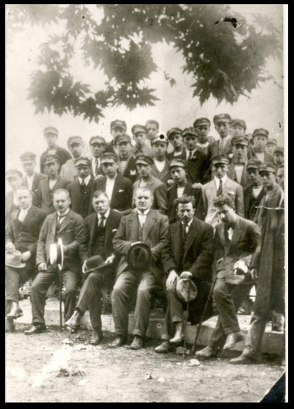 3. Καθηγητές και μαθητές τού Γυμνασίου Καλαβρύτων, σχολικό έτος 1923-1924.jpg