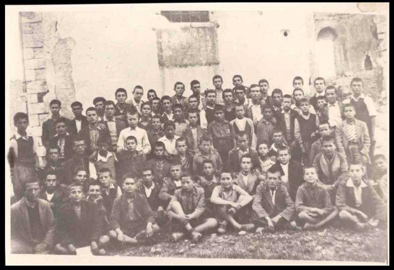 28. Οι μαθητές που γλύτωσαν από το γερμανικό εκτελεστικό απόσπασμα.jpg