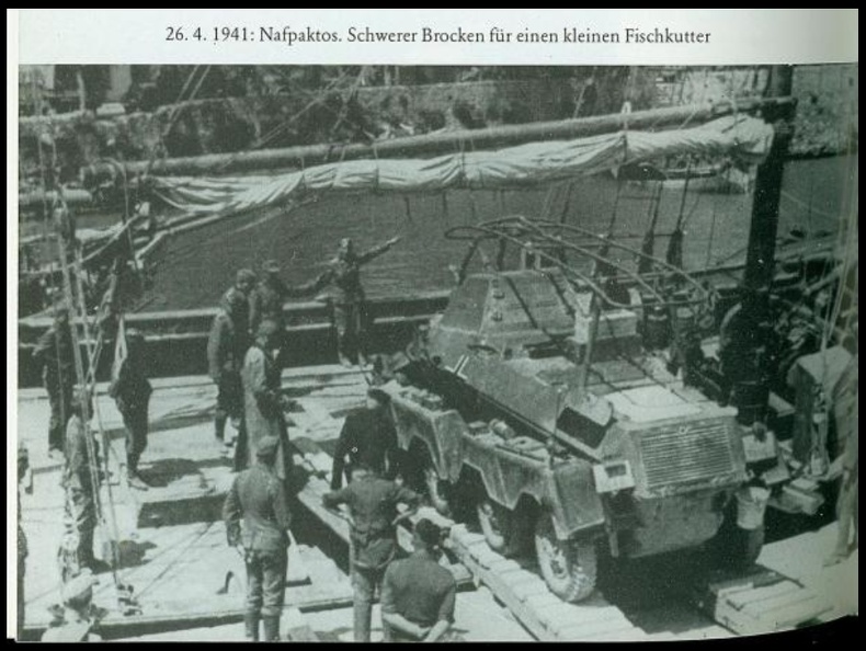 4. Γερμανικό τεθωρακισμένο όχημα φορτώνεται σε καΐκι στην Ναύπακτο την 26η Απριλίου του 1941. Στα γερμανικά γράφει, \'\'Ναύπακτος. Ένας βαρύς βράχος για ένα μικρό ψαροκάικο\'\'.jpg