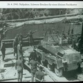 4. Γερμανικό τεθωρακισμένο όχημα φορτώνεται σε καΐκι στην Ναύπακτο την 26η Απριλίου του 1941. Στα γερμανικά γράφει, "Ναύπακτος. Ένας βαρύς βράχος για ένα μικρό ψαροκάικο"