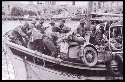 5. Γερμανοί μοτοσυκλετιστές της επίλεκτης μονάδας Leibstandarte Adolf Hitler, μεταφέρονται με το καΐκι ΚΑΛΗ ΤΥΧΗ από την Ναύπακτο στην Πελοπόνησσο