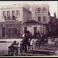 4. Η γωνία της πλατείας Μπέλλου (τωρινή Δημοκρατίας) προς την οδό Ηλιού, μπροστά στο ξενοδοχείο "Παλλάς" (τότε "Ιλιον Παλλάς")