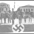 14. Φωτογραφία Γερμανών αξιωματικών που παρακολουθούν παρέλαση στην πλατεία Μπέλλου