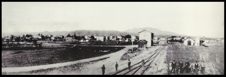 44. Πανοραμική άποψη του σιδηροδρομικού σταθμού τού Αγρινίου. Δεξιά τού σταθμού διακρίνονται τα μηχανοστάσια και ο υδατόπυργος.jpg